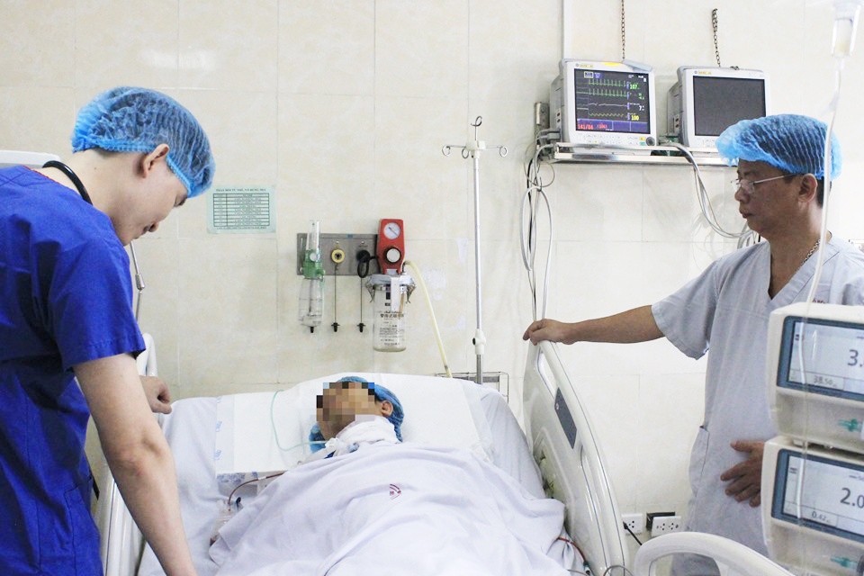 Nguy kịch vì bị dao đâm xuyên cuống họng sau va chạm giao thông nguy kich vi bi dao dam xuyen cuong hong sau va cham giao thong