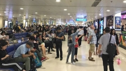 them vu nhan vien san bay cam nham dien thoai iphone x cua hanh khach