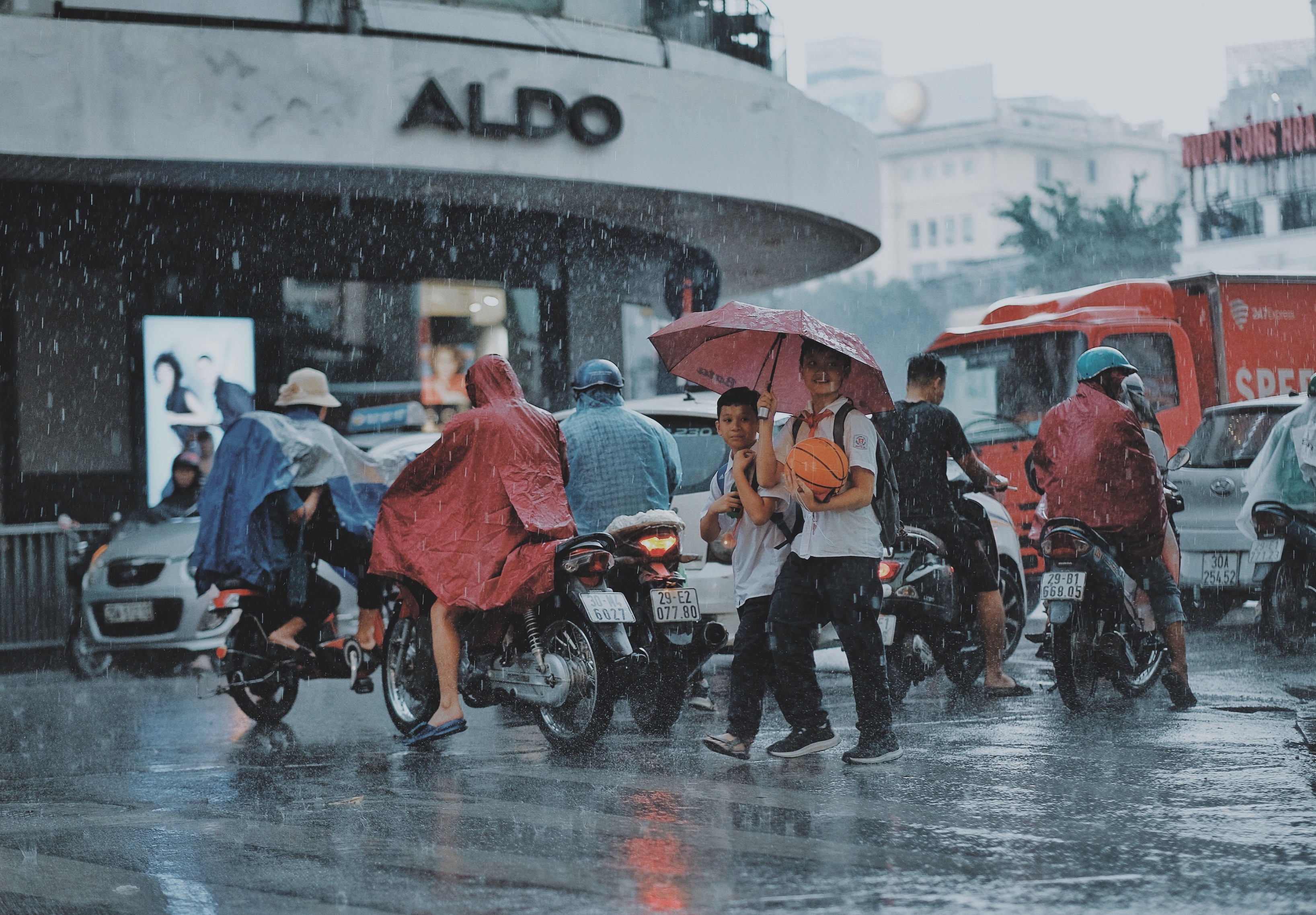 Dự báo thời tiết ngày 31/7: Áp thấp nhiệt đới gây mưa dông toàn miền Bắc du bao thoi tiet ngay mai 317 ap thap nhiet doi gay mua dong toan mien bac