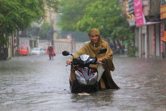 Bão số 3 cách Hải Phòng - Quảng Ninh 150km, Hà Nội mưa rào toàn thành phố bao so 3 ap sat hai phong quang ninh ha noi mua rao toan thanh pho