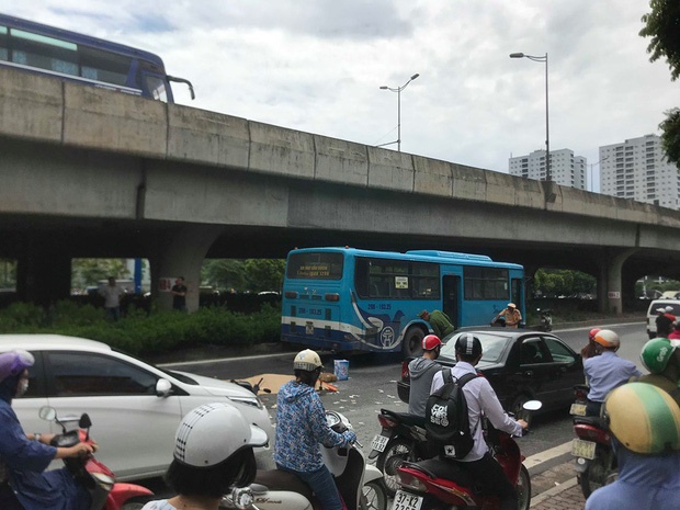 Hà Nội: Va chạm với xe bus, tài xế xe máy tử vong tại chỗ ha noi va cham voi xe bus tai xe xe may tu vong tai cho