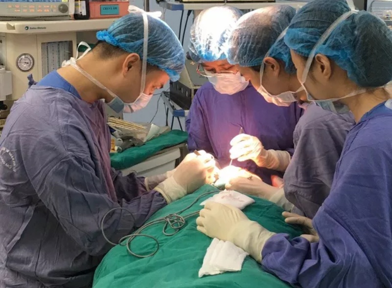 Cứu sống bệnh nhân bị bắn 50 viên đạn hoa cải vào mặt mau thuan nguoi dan ong bi ban 50 vien dan hoa cai vao mat