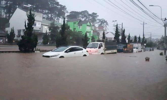 Lũ lụt, sạt lở đất ở Tây Nguyên khiến 10 người chết, 5.000 người di dời khẩn cấp lu lut sat lo dat o tay nguyen khien 10 nguoi chet 5000 nguoi di doi khan cap