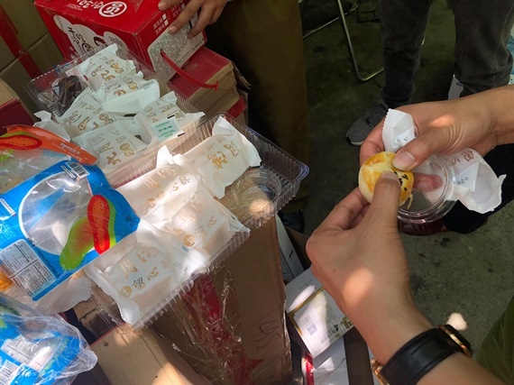 ha noi thu giu 10000 banh trung thu banh sua chua nhap lau tu trung quoc