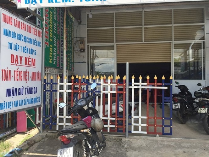 Ngay ngày đầu đi học, bé trai bị bỏ quên trong trường ngay ngay dau di hoc be trai bi bo quen trong truong hoc