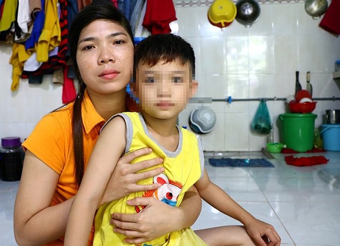 Ngay ngày đầu đi học, bé trai bị bỏ quên trong trường ngay ngay dau di hoc be trai bi bo quen trong truong hoc
