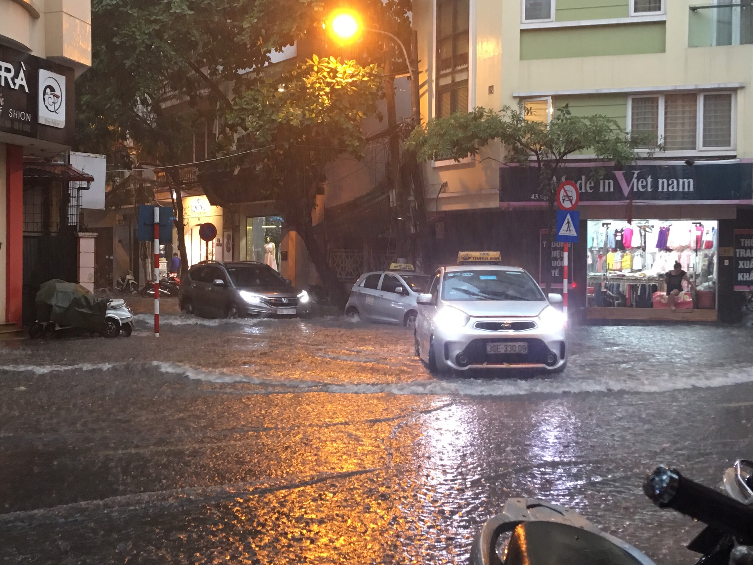 Dự báo thời tiết ngày 21/8: Bắc Bộ mưa dông, lốc sét kéo dài du bao thoi tiet ngay 218 bac bo mua dong loc set keo dai