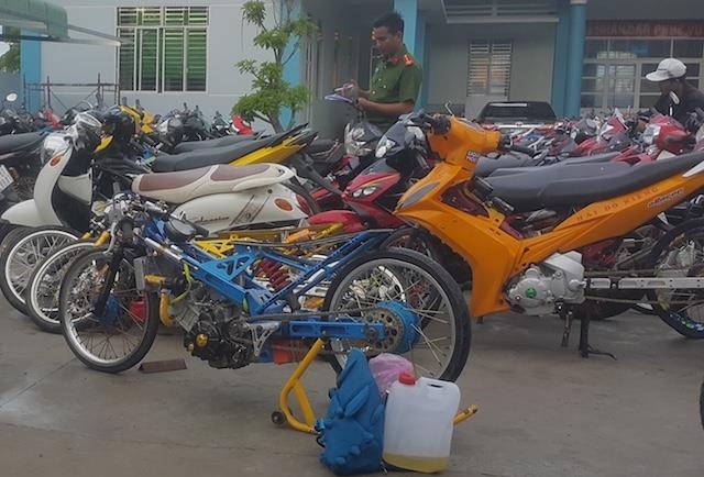 hau giang chan bat 140 quai xe dua xe trai phep