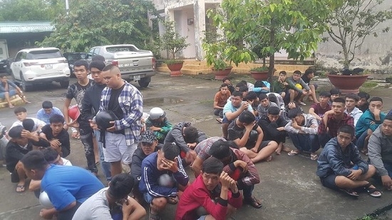 hau giang chan bat 140 quai xe dua xe trai phep