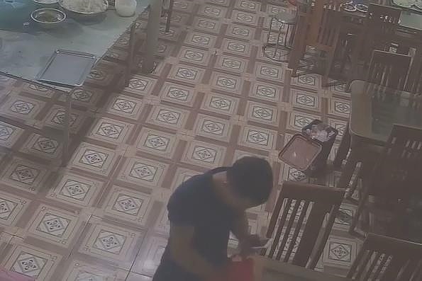 Hòa Bình: Truy tìm nghi phạm tạt axit nữ phụ bếp mù mắt hoa binh truy tim khan cap nghi pham tat axit nu phu bep bong mat mu mat