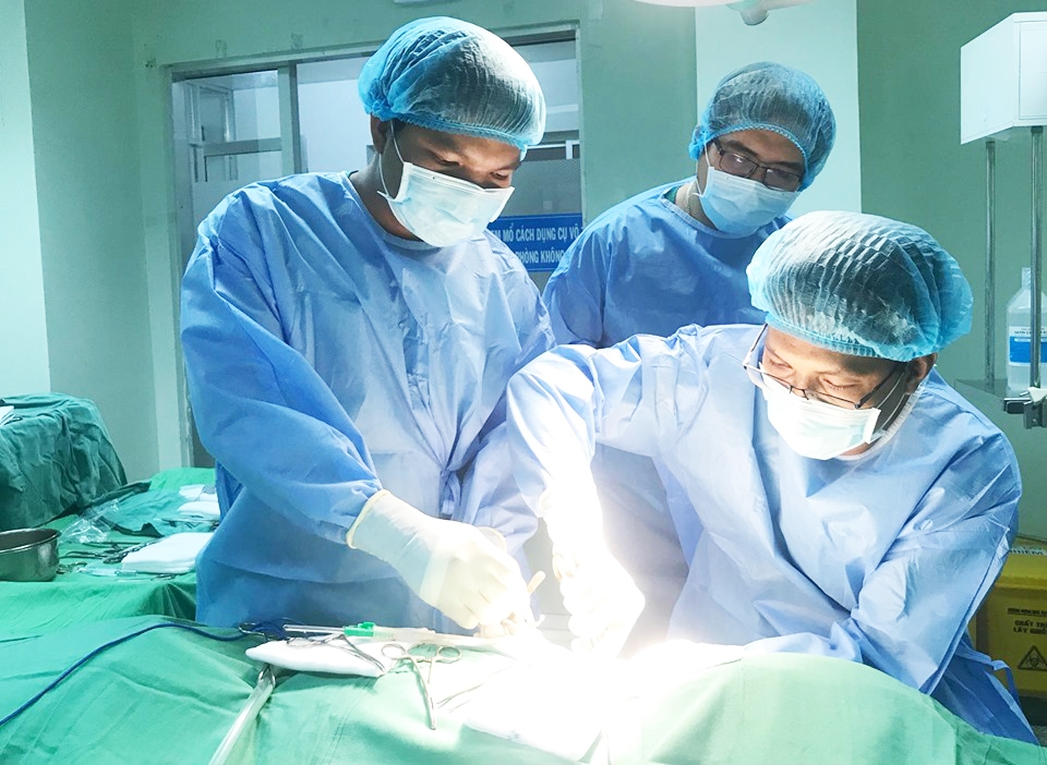 Nam thanh niên nguy kịch vì bị cây sắt đâm xuyên phổi nam thanh nien nguy kich vi bi cay sat dam xuyen phoi