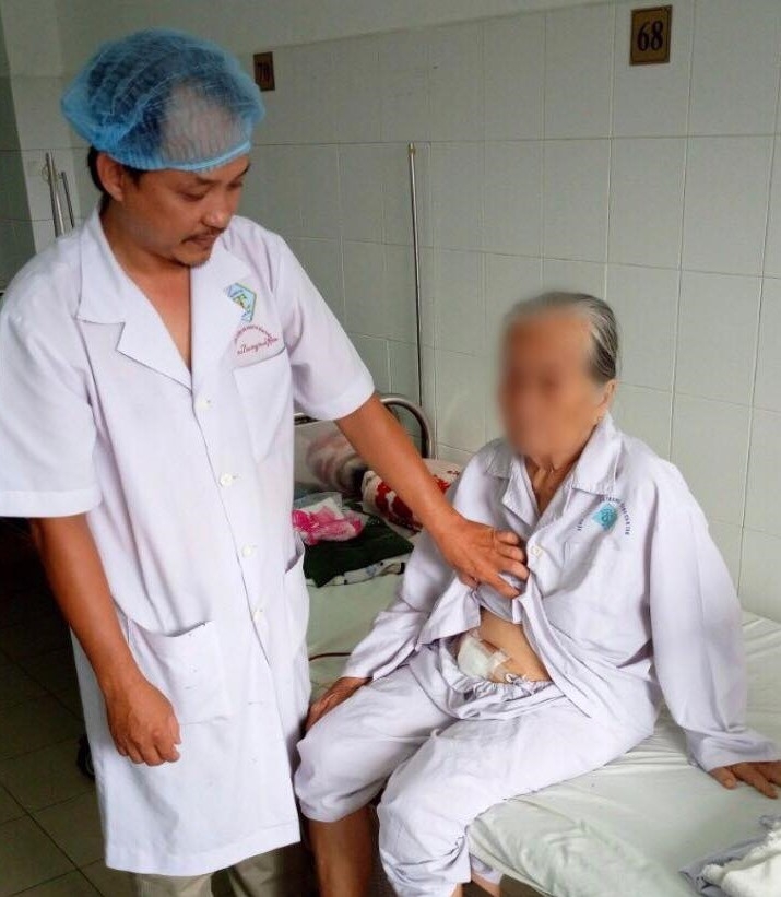 Sỏi bàng quang to 12 cm trong cơ thể bệnh nhân 84 tuổi soi bang quang to 12 cm trong co the benh nhan 84 tuoi