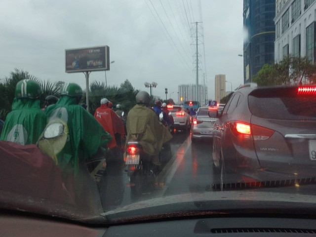 Hà Nội mưa lớn kèm sấm sét, đường phố ngập thành sông ha noi te liet sau mua lon duong pho ngap thanh song