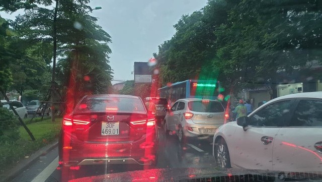 Hà Nội mưa lớn kèm sấm sét, đường phố ngập thành sông ha noi te liet sau mua lon duong pho ngap thanh song