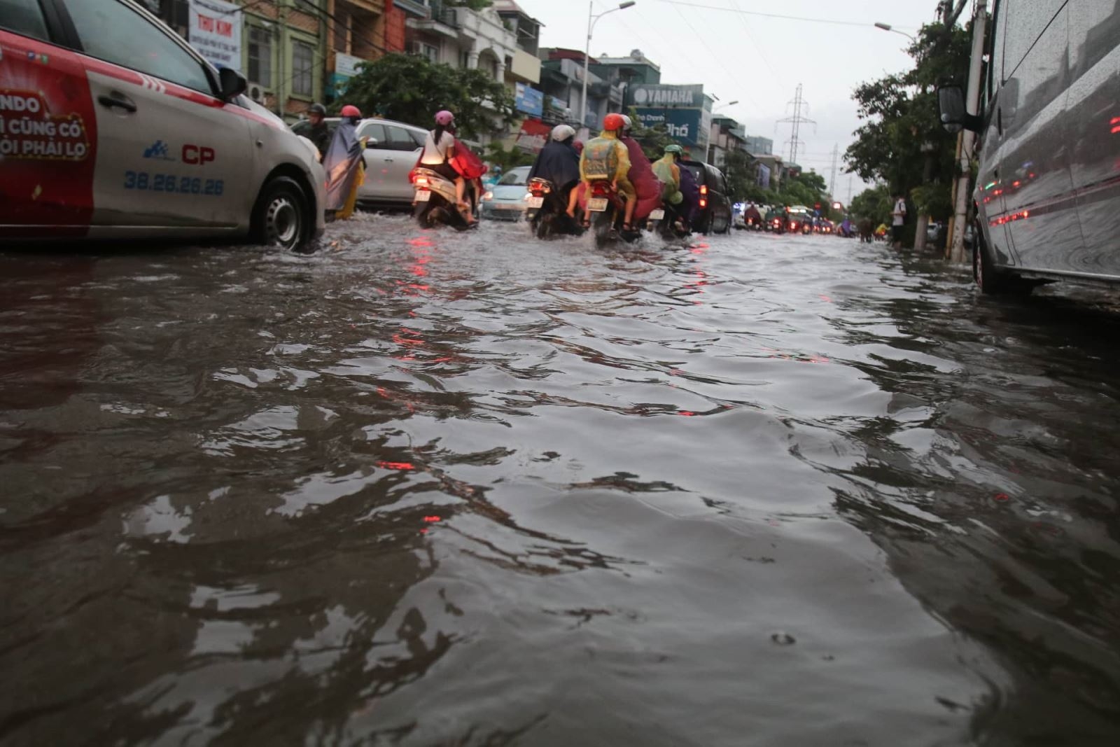 Hà Nội mưa lớn kèm sấm sét, đường phố ngập thành sông ha noi te liet sau mua lon duong pho ngap thanh song