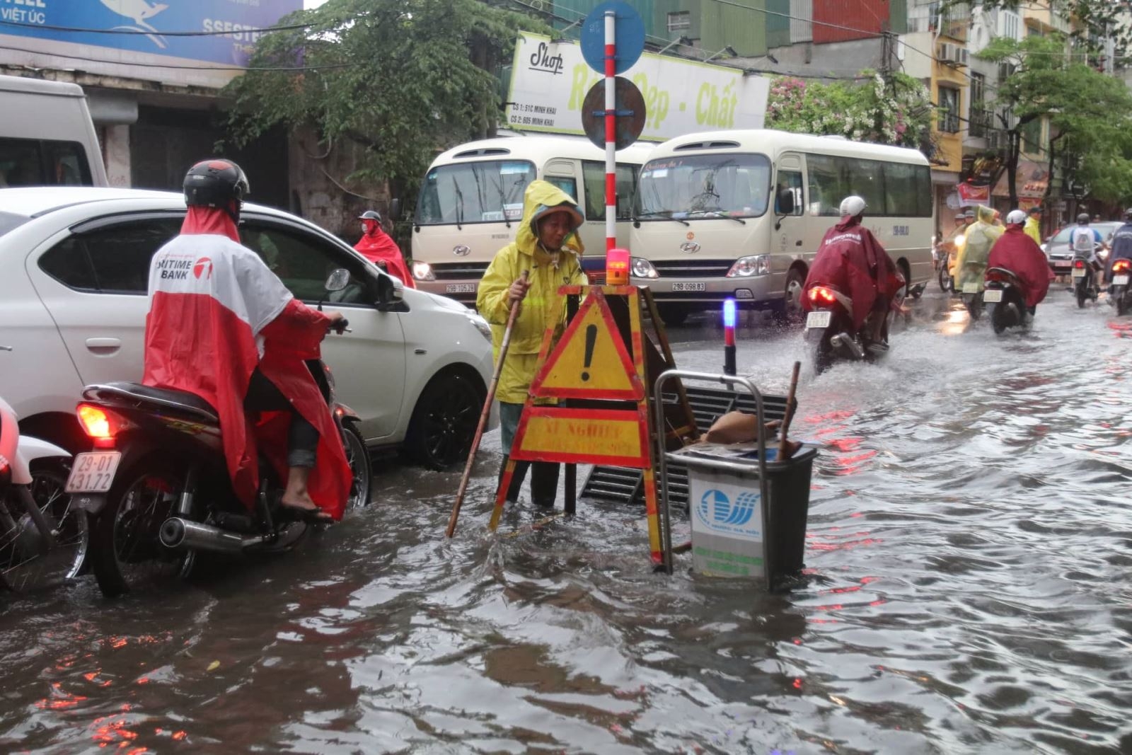 Hà Nội mưa lớn kèm sấm sét, đường phố ngập thành sông ha noi te liet sau mua lon duong pho ngap thanh song