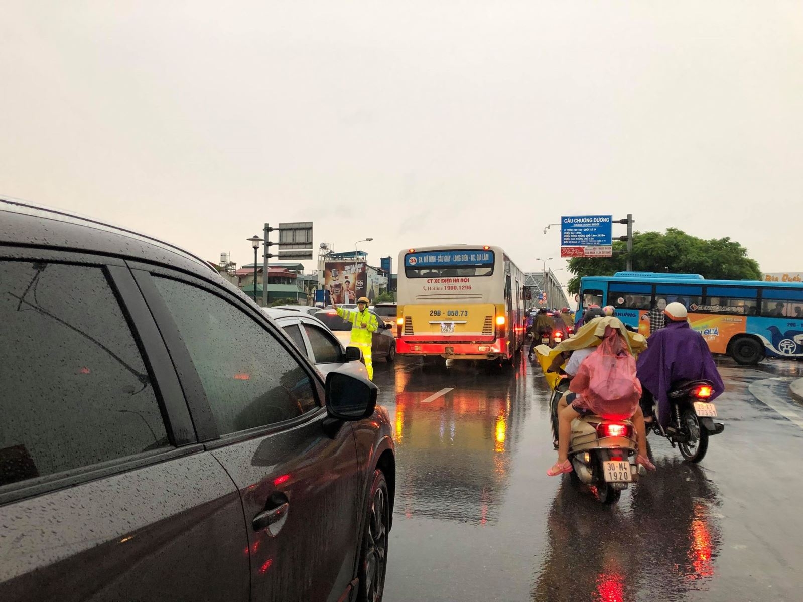 Hà Nội mưa lớn kèm sấm sét, đường phố ngập thành sông ha noi te liet sau mua lon duong pho ngap thanh song