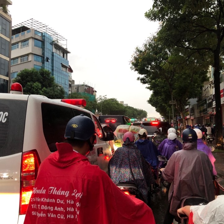 Hà Nội mưa lớn kèm sấm sét, đường phố ngập thành sông ha noi te liet sau mua lon duong pho ngap thanh song