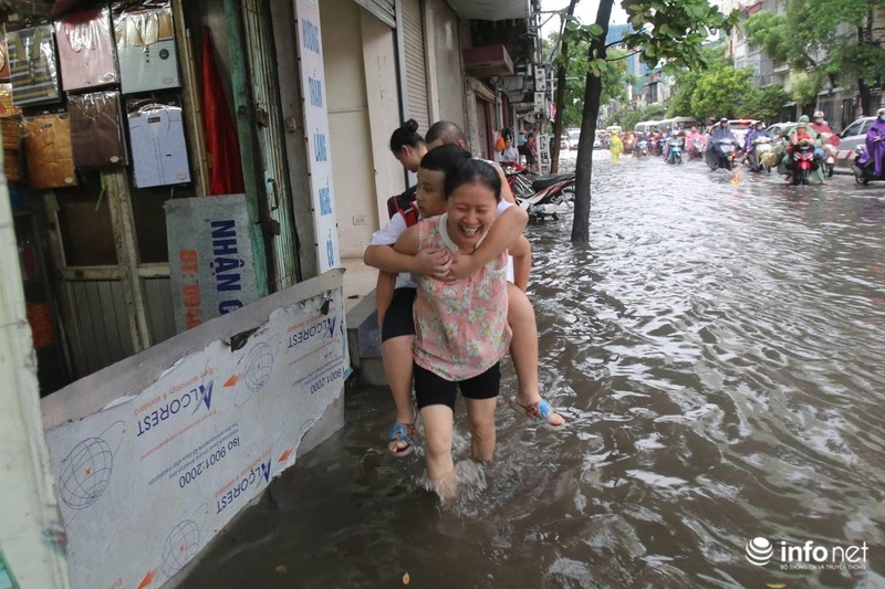 Hà Nội mưa lớn kèm sấm sét, đường phố ngập thành sông ha noi te liet sau mua lon duong pho ngap thanh song