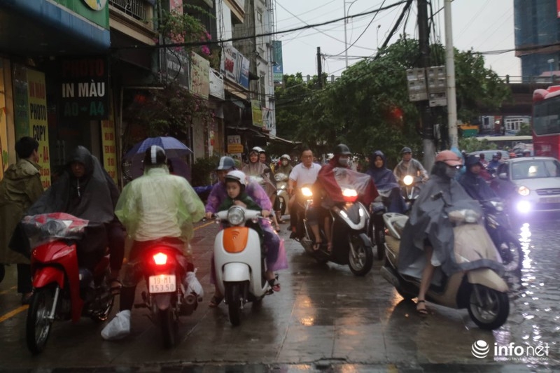 Hà Nội mưa lớn kèm sấm sét, đường phố ngập thành sông ha noi te liet sau mua lon duong pho ngap thanh song