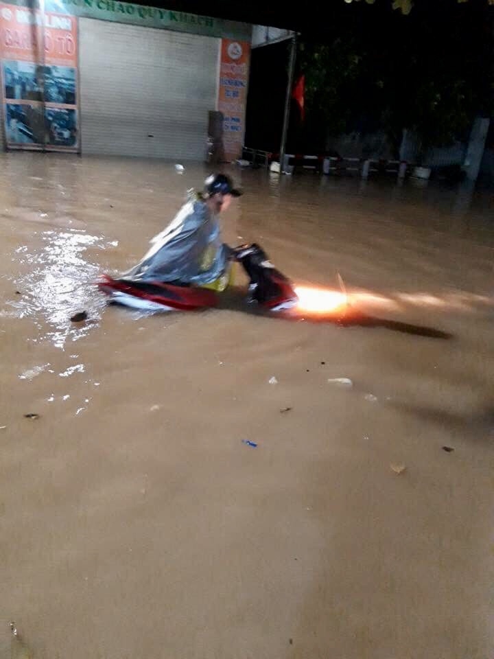 mua to tu dem den sang thai nguyen chim trong bien nuoc