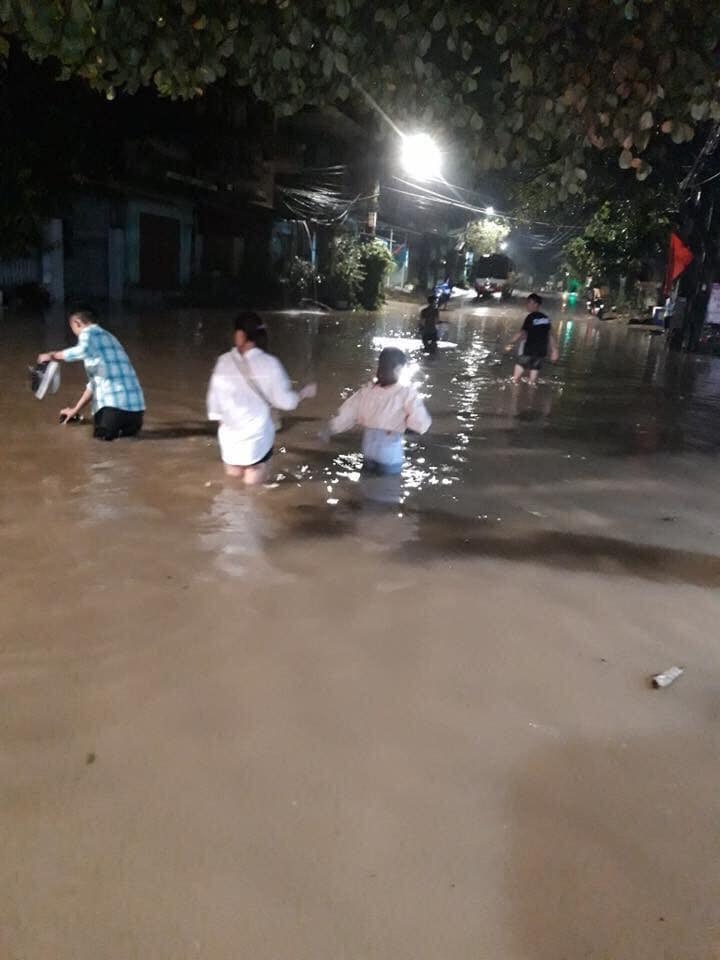 mua to tu dem den sang thai nguyen chim trong bien nuoc