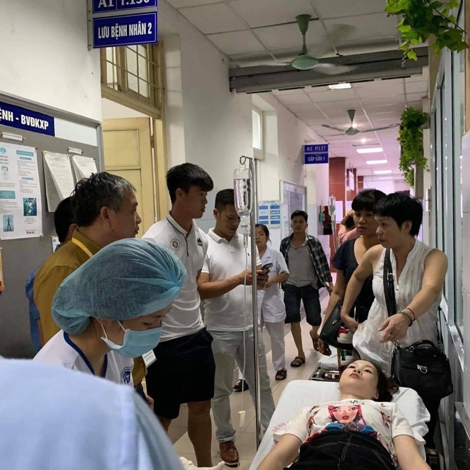Nữ cổ động viên bị trúng pháo sáng: Phẫu thuật 2 lần, điều trị bỏng 15 ngày nu co dong vien bi trung phao sang phau thuat 2 lan dieu tri bong 15 ngay