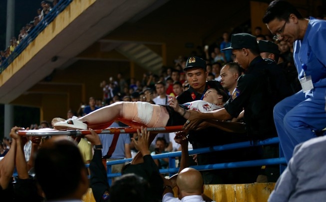 Chủ tịch Hà Nội yêu cầu xử lý nghiêm vụ bắn pháo sáng ở sân Hàng Đẫy chu tich ha noi yeu cau xu ly nghiem vu ban phao sang o san hang day