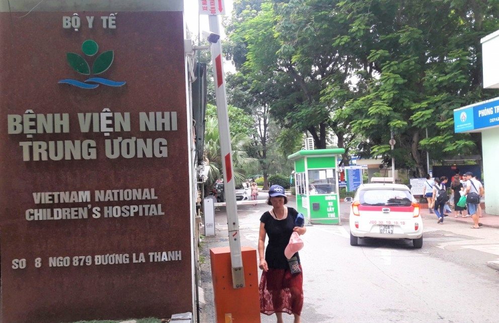 vu be 3 tuoi bi bo quen 9 tieng tren xe dua don cua truong mam non o bac ninh