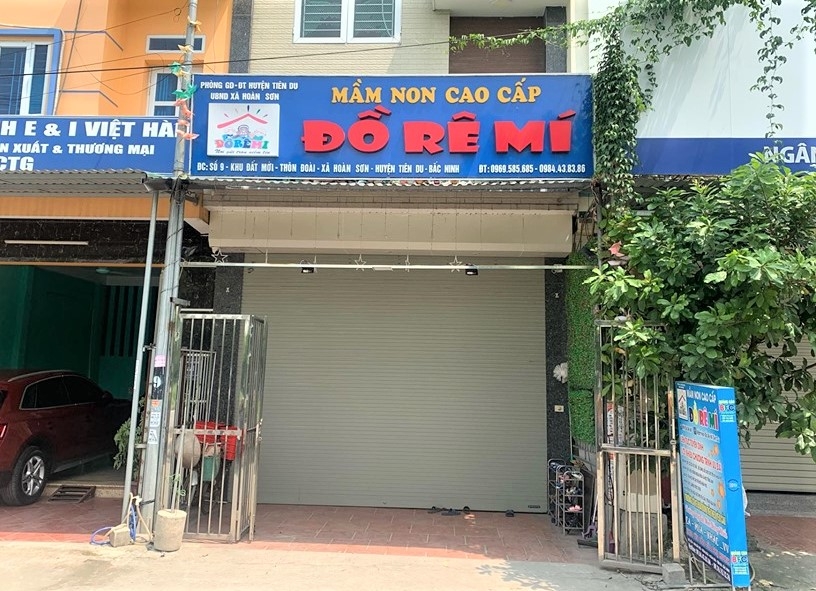 Bé 3 tuổi bỏ quên trên xe đưa đón ở Bắc Ninh: Đình chỉ cơ sở mầm non Đồ Rê Mí be 3 tuoi bo quen tren xe dua don o bac ninh dinh chi co so mam non do re mi