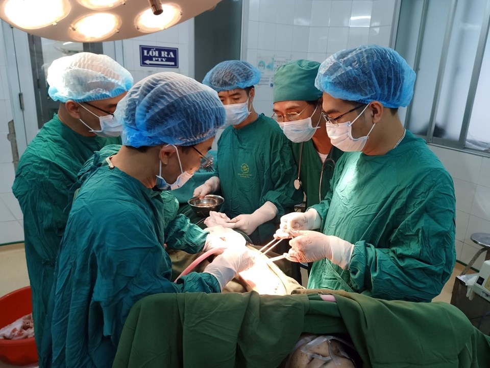 Cứu sống bệnh nhân bị chồng dùng dao đâm thấu ngực cuu song benh nhan bi chong dung dao dam thau nguc