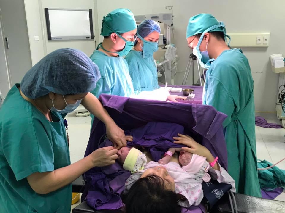 Cận cảnh cặp sinh đôi chào đời còn nguyên trong bọc ối can canh cap sinh doi chao doi con nguyen trong boc oi