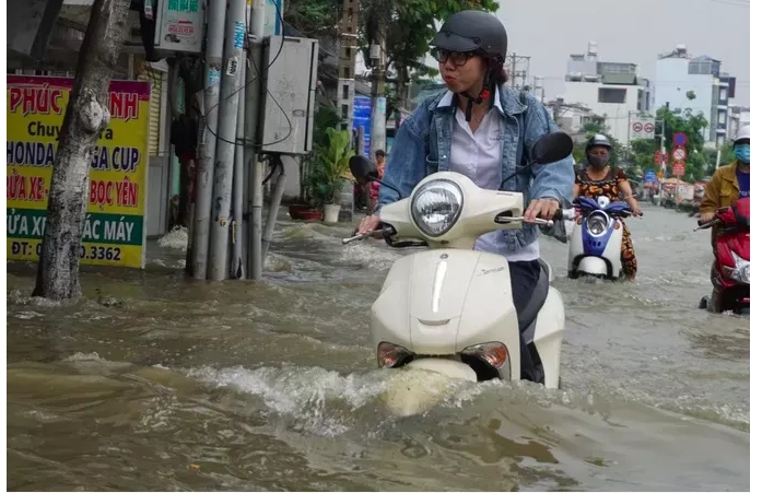 Triều cường đạt đỉnh, nhiều nơi ở TP.HCM ngập sâu gần 1,7m trieu cuong dat dinh tphcm ngap lut sau gan 17m