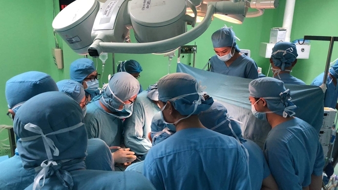 Cận cảnh ca phẫu thuật tách rời cặp sinh đôi dính liền bụng hơn 1 tháng tuổi can canh ca phau thuat tach roi cap sinh doi dinh lien bung hon 1 thang tuoi