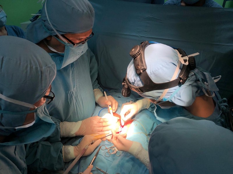 Cận cảnh ca phẫu thuật tách rời cặp sinh đôi dính liền bụng hơn 1 tháng tuổi can canh ca phau thuat tach roi cap sinh doi dinh lien bung hon 1 thang tuoi