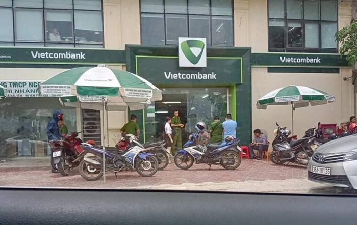 Tước quân tịch, bắt giam Thượng úy công an nổ súng, xông vào ngân hàng Vietcombank tuoc quan tich bat giam thuong uy cong an no sung xong vao ngan hang vietcombank
