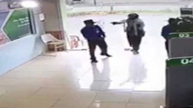 Tước quân tịch, bắt giam Thượng úy công an nổ súng, xông vào ngân hàng Vietcombank tuoc quan tich bat giam thuong uy cong an no sung xong vao ngan hang vietcombank