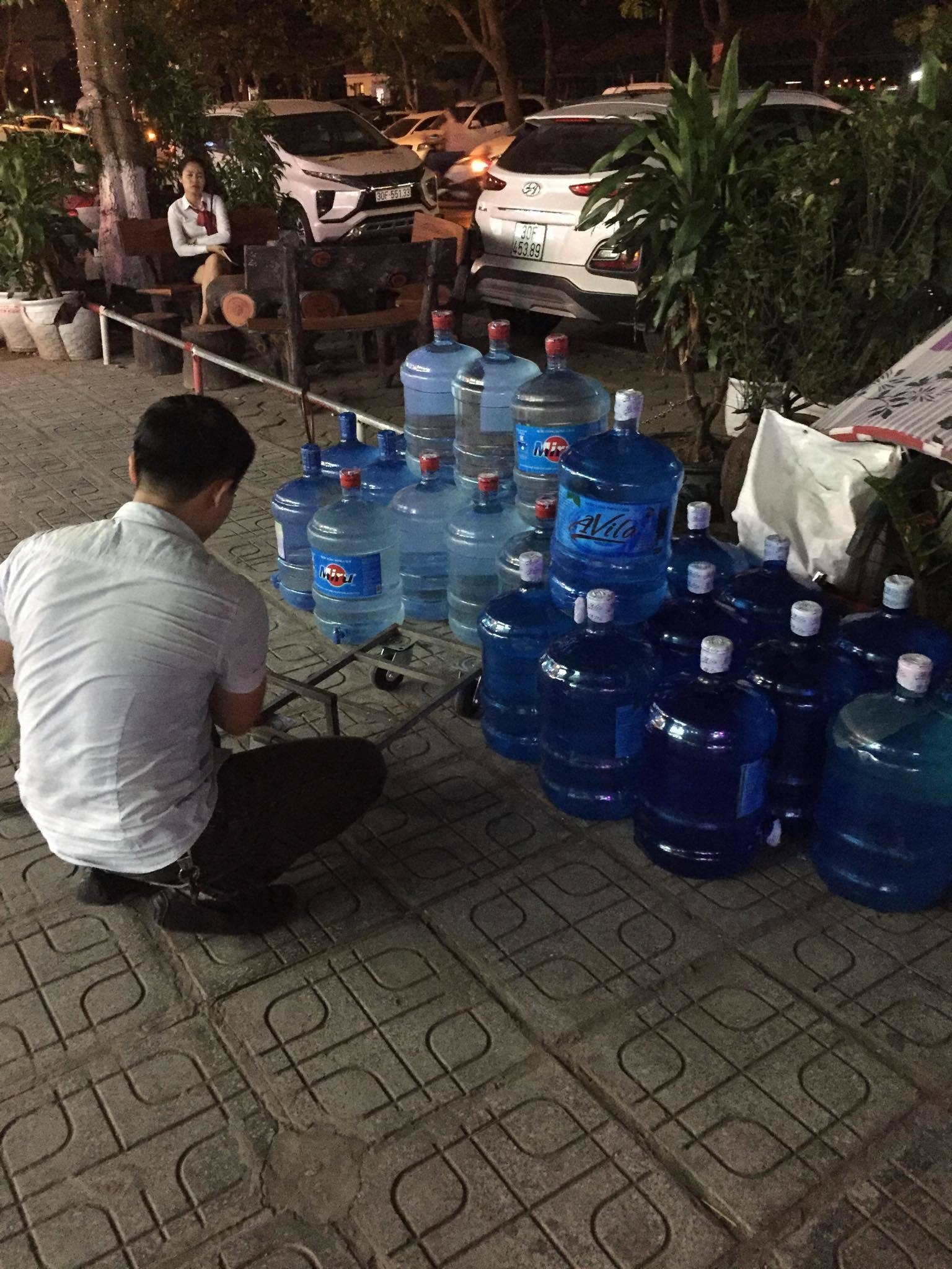Nước máy có mùi lạ, cư dân Linh Đàm đổ xô đi mua nước bình nuoc may co mui la cu dan linh dam do xo di mua nuoc binh