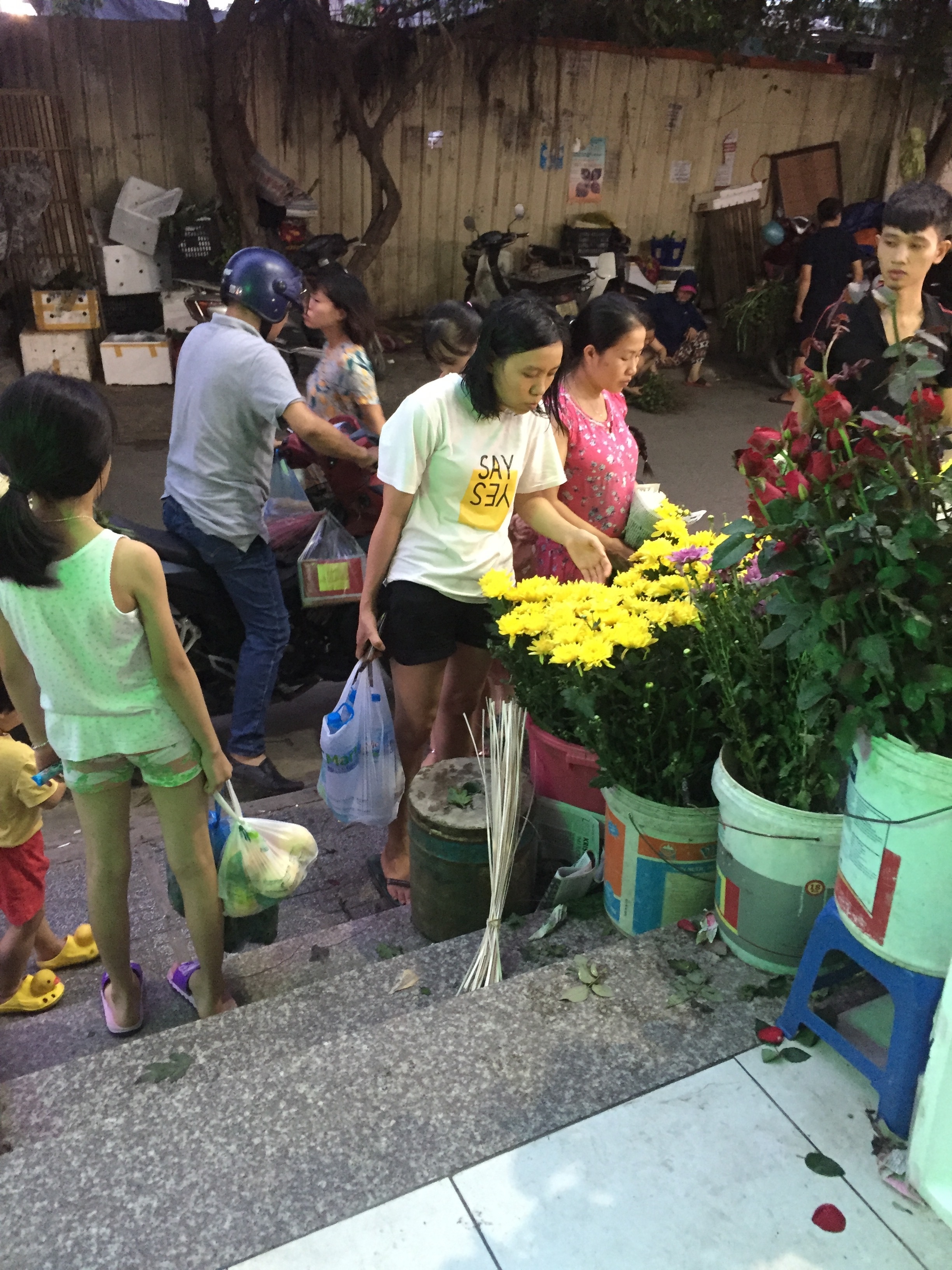 Nước máy có mùi lạ, cư dân Linh Đàm đổ xô đi mua nước bình nuoc may co mui la cu dan linh dam do xo di mua nuoc binh