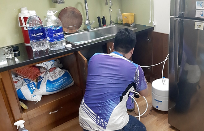 Nước máy có mùi lạ, cư dân Linh Đàm đổ xô đi mua nước bình nuoc may co mui la cu dan linh dam do xo di mua nuoc binh