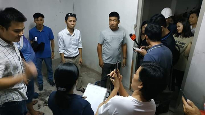 Nước máy có mùi lạ, cư dân Linh Đàm đổ xô đi mua nước bình nuoc may co mui la cu dan linh dam do xo di mua nuoc binh