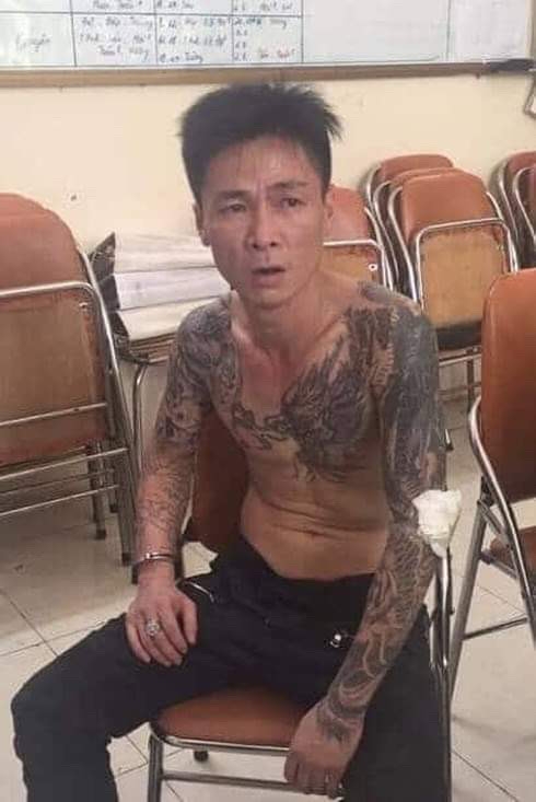Hà Nội: Thanh niên xăm trổ đổ xăng đầy nhà đòi tự thiêu ha noi thanh nien xam tro do xang day nha doi tu thieu