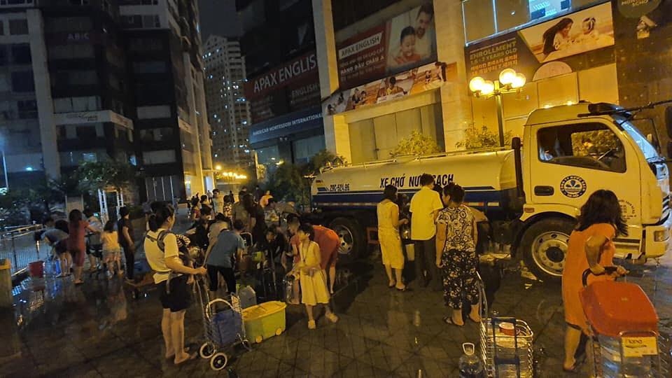 Hà Nội: 5 tiếng đồng hồ, hơn 2.000 cuộc điện thoại cầu cứu nước sạch ha noi 5 tieng dong ho hon 2000 cuoc dien thoai cau cuu nuoc sach