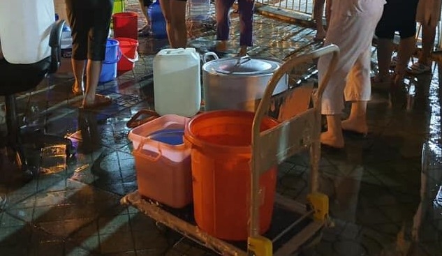 Hà Nội: 5 tiếng đồng hồ, hơn 2.000 cuộc điện thoại cầu cứu nước sạch ha noi 5 tieng dong ho hon 2000 cuoc dien thoai cau cuu nuoc sach