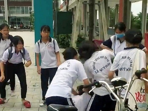 Bộ Giáo dục yêu cầu xử lý nghiêm vụ nữ sinh đánh nhau vì màu đôi giày bo giao duc yeu cau xu ly nghiem vu nu sinh danh nhau vi mau doi giay