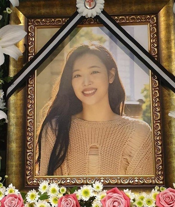 Bố mẹ Sulli lao vào tranh thừa kế tài sản, người cha không dự cả tang lễ bo me sulli lao vao tranh thua ke tai san khong du ca tang le