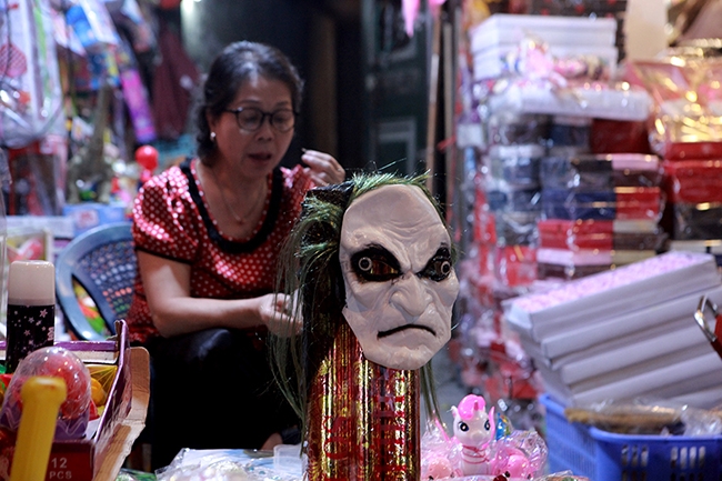 Hóa trang Halloween, bé 4 tuổi bị bỏng rộp mặt hoa trang halloween be 4 tuoi bi bong rop mat