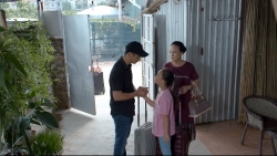 hoa hong tren nguc trai khang noi con ghen chat van khi thay san cung trai la