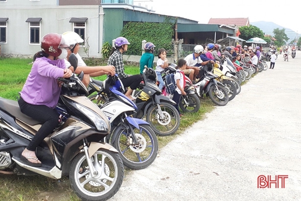 Ảnh: Phụ huynh Hà Tĩnh xếp xe thẳng tắp chờ đón con anh phu huynh ha tinh xep xe thang tap cho don con