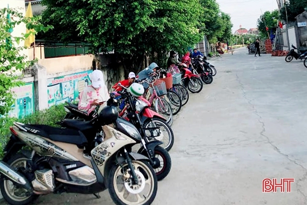 Ảnh: Phụ huynh Hà Tĩnh xếp xe thẳng tắp chờ đón con anh phu huynh ha tinh xep xe thang tap cho don con